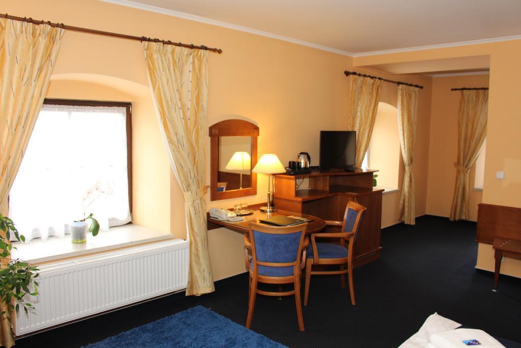 Zámecký Hotel Zlatý Orel Hranice (Olomouc) Exterior foto